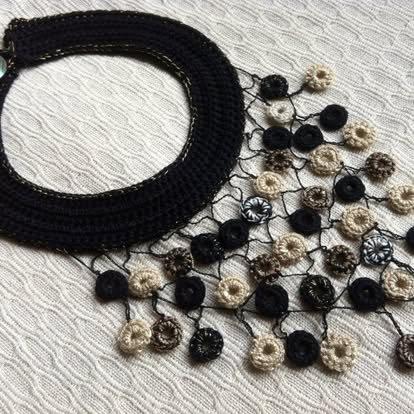 Pectoral Microcrochet Negro y Blanco – Marianerías by Marian